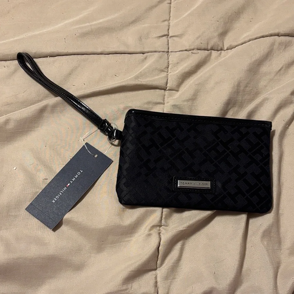 brand new tommy hilfiger wristlet - Picture 1 of 4